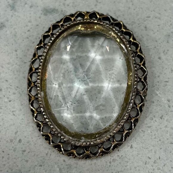 Vintage Oval Crystal Brooch Gold Tone Multi-Faceted Brilliant Excellent Cond. - Picture 1 of 6